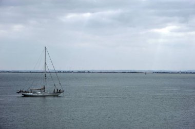 Cadiz, İspanya - 4 Temmuz 2011: Yelkenli Yatlar Cadiz Körfezi Atlantik Okyanusu kıyısında Cadiz liman liman.