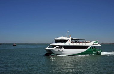 Cadiz, İspanya - 8 Temmuz 2011: Gemi Atlantik Okyanusu'nun Cadiz Körfezi kıyısında Cadiz liman liman.