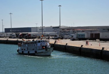 Cadiz, İspanya - 8 Temmuz 2011: Gemi Atlantik Okyanusu'nun Cadiz Körfezi kıyısında Cadiz liman liman.