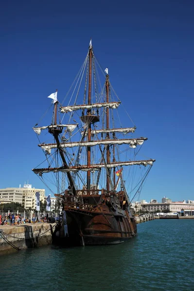 カディス古代都市の海港のカディス スペイン 2011 ガレオン船 — ストック写真