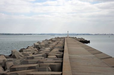 Cadiz, İspanya - 4 Temmuz 2011: Cadiz deniz koyu bir iskelenin.