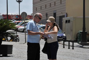 Cadiz, İspanya - 3 Temmuz 2011: Turist Atlantik Okyanusu üzerinde Cadiz eski deniz şehir sokaklarında.