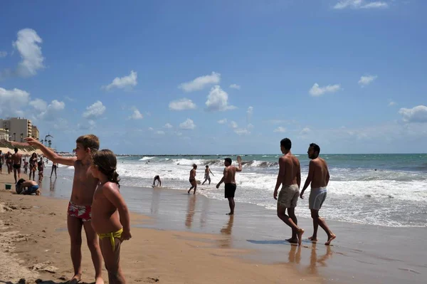 西班牙 2011年7月3日 人们在加斯大西洋海岸海滩放松 — 图库照片