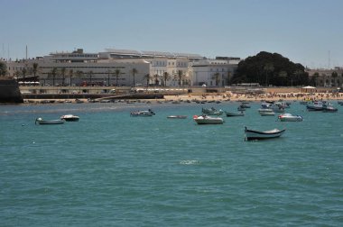 Cadiz, İspanya - 8 Temmuz 2011: Tekneler Cadiz yakınındaki La Catalina beach kıyılarında.