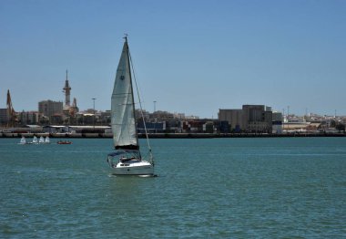 Cadiz, İspanya - 8 Temmuz 2011: Yelkenli Yatlar Cadiz Körfezi Atlantik Okyanusu kıyısında Cadiz liman liman.