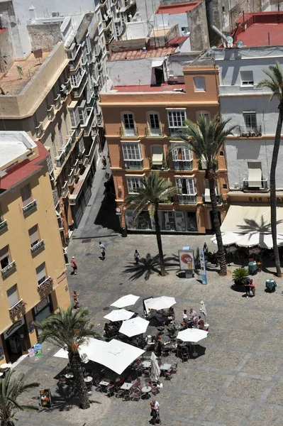 Uitzicht op het plein in de oude maritieme stad Cadiz van de kathedraal van het Heilige Kruis. — Stockfoto