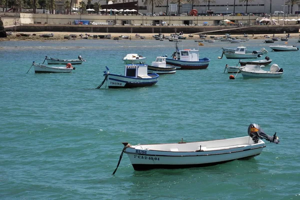 西班牙加斯 2011年7月8日 在加斯拉斯娜海滩附近的海岸上的小船 — 图库照片