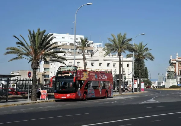 Cadiz España Julio 2011 Autobús Turístico Por Las Calles Antigua — Foto de Stock