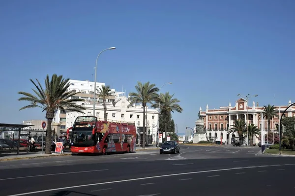 Cádiz Spanien Juli 2011 Sightseeingbuss För Turister Gatorna Den Gamla — Stockfoto