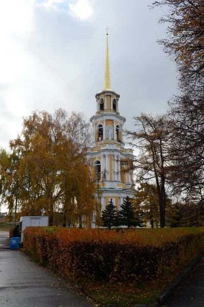 De klokkentoren van het Kremlin van Rjazan in de achtergrond van de hemel in de herfst. — Stockfoto