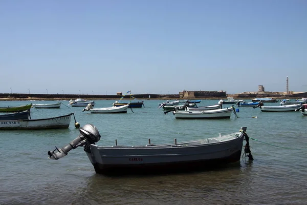 Cadiz Espanha Julho 2011 Barcos Largo Costa Atlântica Perto Fortaleza — Fotografia de Stock