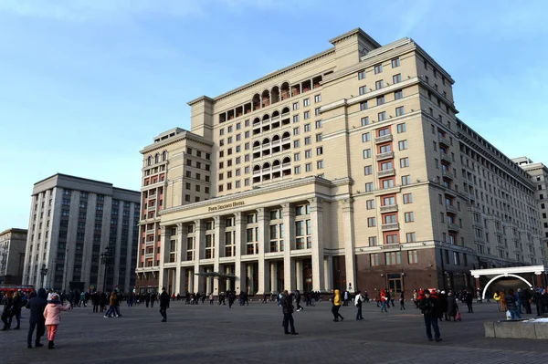 Hotel ”Four Seasons Hotel Moscow” på Manezhnaya torget i Moskva. — Stockfoto