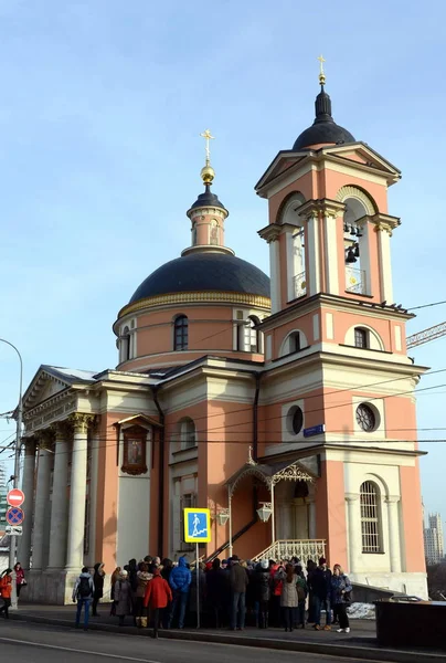 Turisti presso la Chiesa di S. grande martire Barbara in via Varvarka a Mosca . — Foto Stock