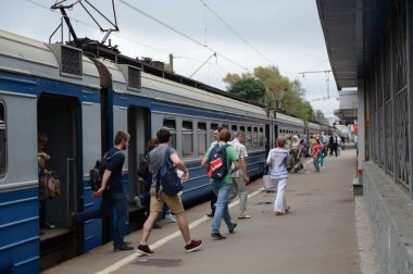  Moskova tren yönünü Podlipki-Dachnye Yaroslavl tren istasyonunda Elektrikli tren.