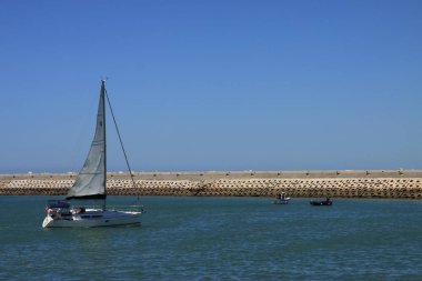 Cadiz, İspanya - 8 Temmuz 2011: Yelkenli Yatlar Cadiz Körfezi Atlantik Okyanusu kıyısında Cadiz liman liman.