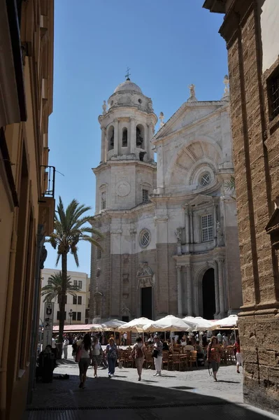 A Catedral da Santa Cruz na antiga cidade marítima de Cádiz é considerada uma das maiores da Espanha . — Fotografia de Stock
