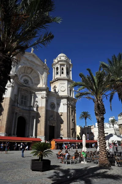 A Catedral da Santa Cruz na antiga cidade marítima de Cádiz é considerada uma das maiores da Espanha . — Fotografia de Stock