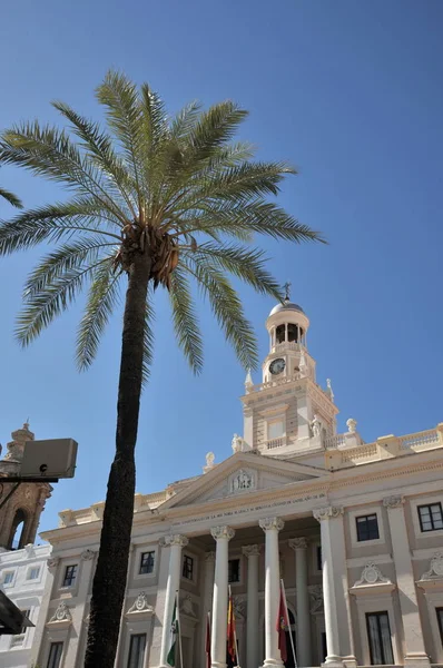 Antiguo ayuntamiento de Cádiz. Torre del reloj sobre fondo azul cielo — Foto de Stock
