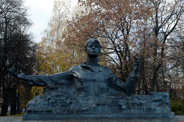 Памятник поэту Сергею Есенину в городском парке . — стоковое фото