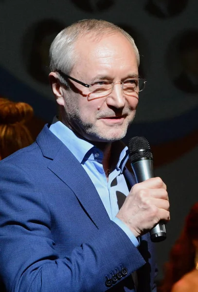 Teatro soviético y ruso y actor de cine, director de cine, artista popular de la Federación Rusa Yevgeny Gerasimov jurado en el concurso de belleza en la Nueva Ópera . — Foto de Stock