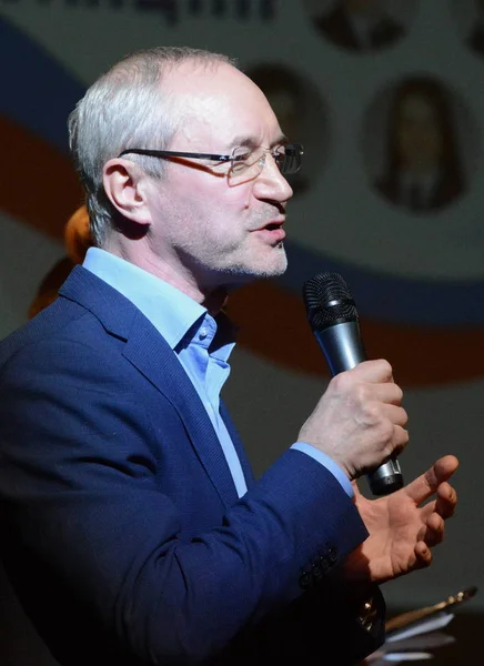 Teatro soviético y ruso y actor de cine, director de cine, artista popular de la Federación Rusa Yevgeny Gerasimov jurado en el concurso de belleza en la Nueva Ópera . — Foto de Stock