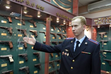  Adli polis uzman silah polis adli tıp merkezinde örnekleri gösterir.