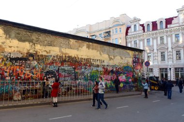  Ünlü şarkıcı Viktor Tsoi eski Arbat üzerinde bellek duvar. Moskova'nın yetkilileri sürekli üzerine boyamak çalışıyoruz, ama insanların bellek daha güçlü.