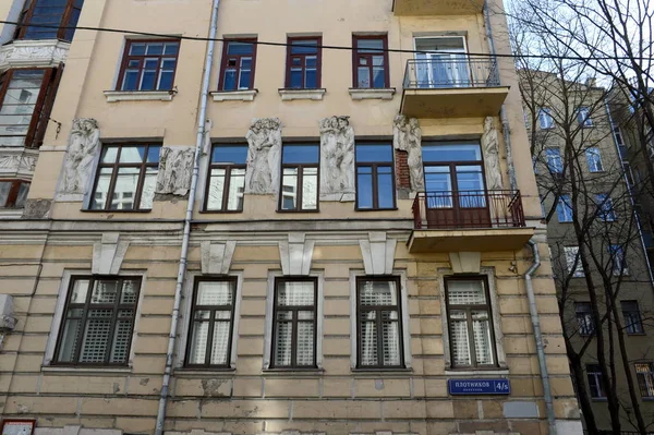 Una antigua casa de apartamentos de G. E. Broydo ("Casa de los escritores") en Plotnikov pereulok, 4 / 5 —  Fotos de Stock