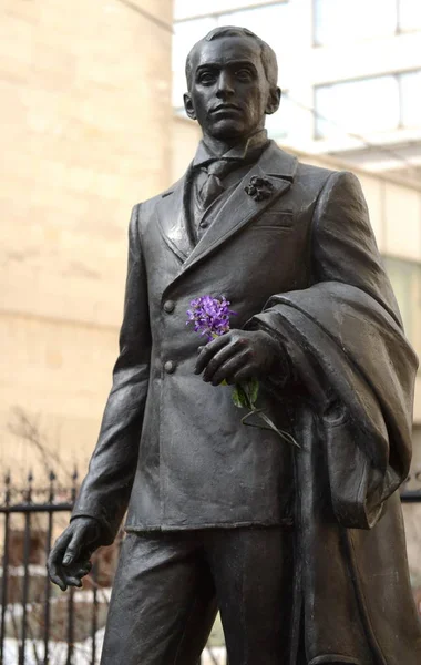 Monumento a Eugene Vakhtangov all'edificio del teatro educativo dell'Istituto del Teatro Boris Shchukin . — Foto Stock