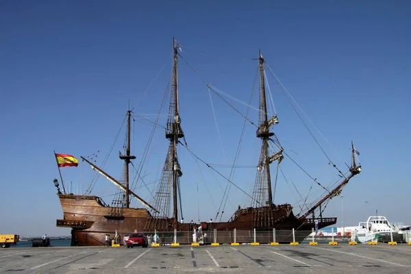 Cadiz Spanya Temmuz 2011 Galleon Antik Şehir Cadiz Liman Içinde — Stok fotoğraf