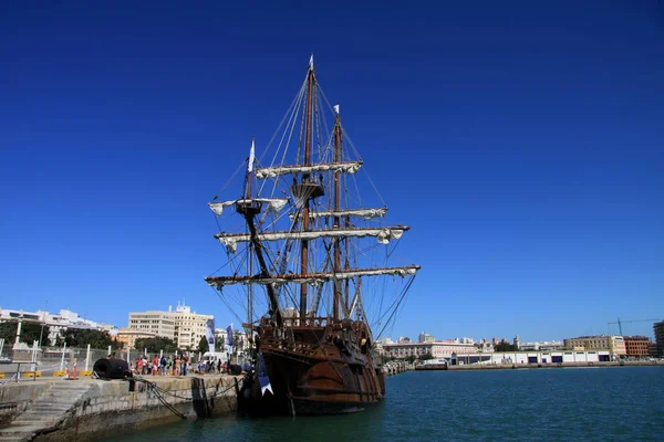 Cadiz Spanya Temmuz 2011 Galleon Antik Şehir Cadiz Liman Içinde — Stok fotoğraf