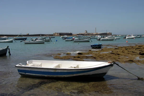 西班牙 2011年7月5日 在加里斯的圣塞巴斯蒂安要塞附近的大西洋沿岸的船只 — 图库照片