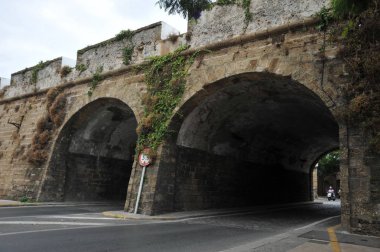 Cadiz, İspanya - 4 Temmuz 2011: Antik kale duvarları İspanyol deniz şehir Cadiz.