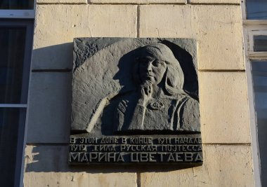  Rus şair Marina Tsvetaeva Moskova Sivtsev Vrazhek sokakta yaşadığı eve anıt plaket.