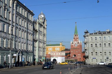 Moskova, Rusya - 17 Nisan 2016: Vozdvizhenka sokak görünümü Moskova Kremlin ile.