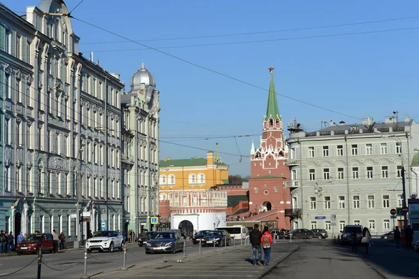 Vozdvizhenka Street con vista sul Cremlino di Mosca . — Foto Stock