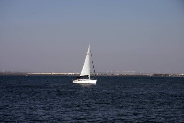 Cadiz, İspanya - 6 Temmuz 2011: Yelkenli Yatlar Cadiz Körfezi Atlantik Okyanusu kıyısında Cadiz liman liman.