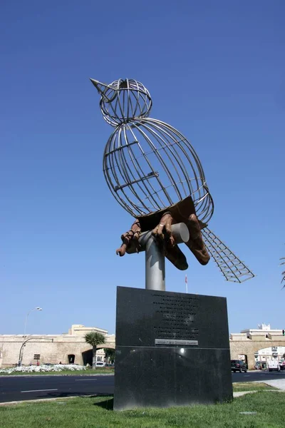 Cadiz Spagna Luglio 2011 Scultura Uccello Sulla Piazza Della Costituzione — Foto Stock