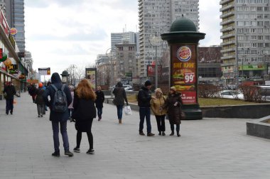  Sokak yeni Arbat bulutlu gün bahar.