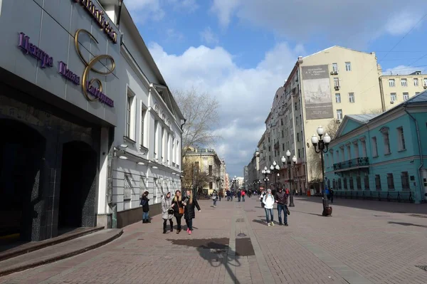 Wyłączonej z ruchu kołowego ulicy Old Arbat w Moskwie. — Zdjęcie stockowe