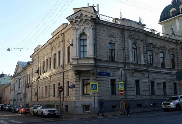 A régi épület az utcai Znamenka, 11. Egykori városi ingatlan-A. Kaminskaya L. Ponomareva G. Karafelova — Stock Fotó