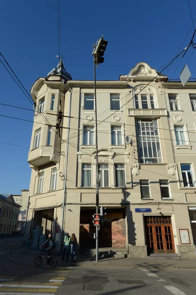 El edificio de la calle Lenivka, 7 / 6, era una antigua casa comercial del comerciante Kuzma Lobachev. . —  Fotos de Stock