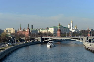 Moskova, Rusya - 17 Nisan, 2016:View Moskova Kremlin ve Bolshoy Kamenny Köprüsü.