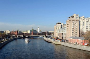 Moskova, Rusya - 17 Nisan, 2016:View Moskova Kremlin ve Bolshoy Kamenny Köprüsü.