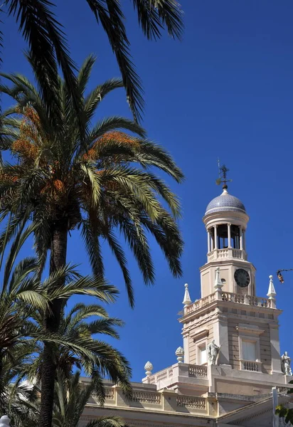 Antiguo ayuntamiento de Cádiz. Torre del reloj sobre fondo azul cielo . — Foto de Stock