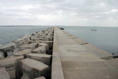 Cadiz, İspanya - 4 Temmuz 2011: Cadiz deniz koyu bir iskelenin.