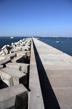 Cadiz, İspanya - 5 Temmuz 2011: Cadiz deniz koyu bir iskelenin.