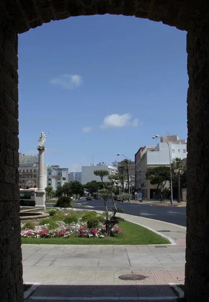 De Constitution Square is een van de belangrijkste pleinen van Cadiz. Op dit plein zijn de beroemde aarden Gate en aarde Tower. — Stockfoto