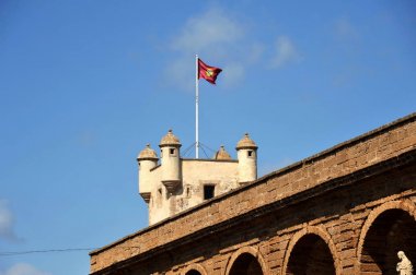 Cadiz, İspanya - 3 Temmuz 2011: Kule Cadiz dünya Geçidi üzerinden. Eski ve modern bölgesi şehrin ayrı dış duvarlar.