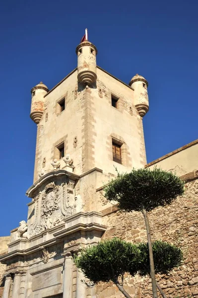 Torre sobre o portão da Terra em Cádiz. Paredes exteriores que separam o antigo bairro e a zona moderna da cidade . — Fotografia de Stock